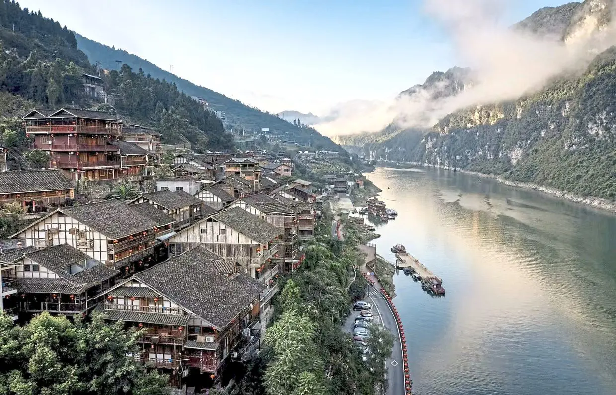 A scenic view of yuyang_taohuayuan
