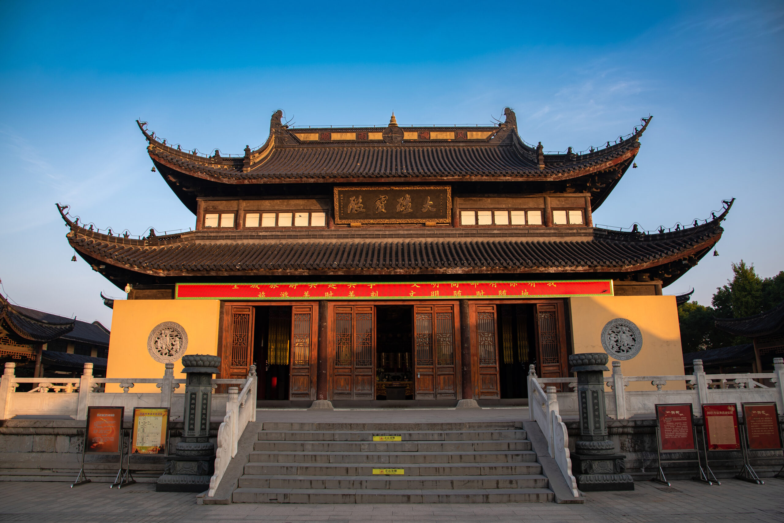 A scenic view of Zhenguo Temple